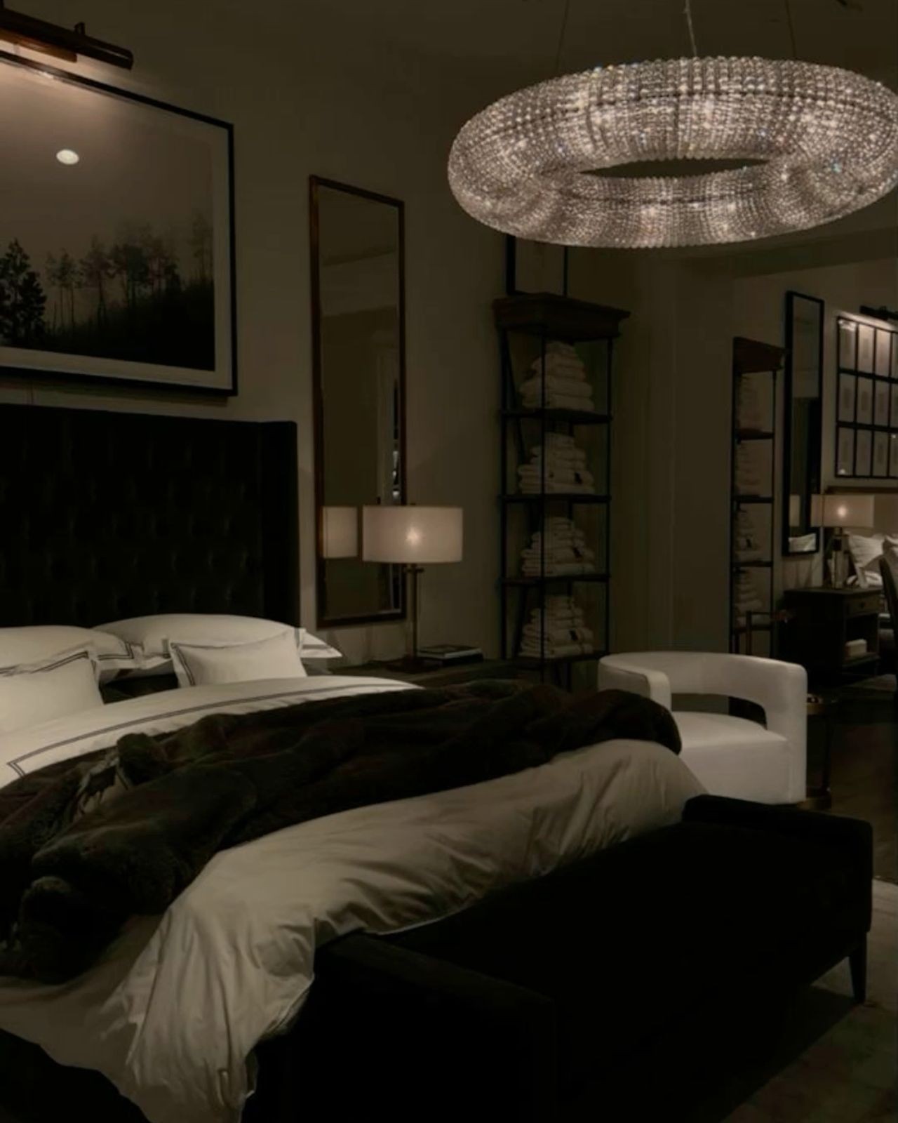 15 Dark Feminine Bedroom Aesthetics That Exude Luxury and Romance